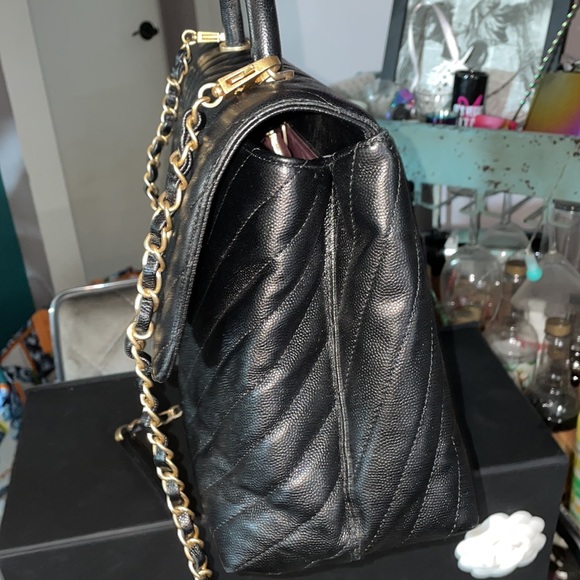 Chanel Black chevron flap Bag w gold hardware! 🖤 - Picture 7 of 16